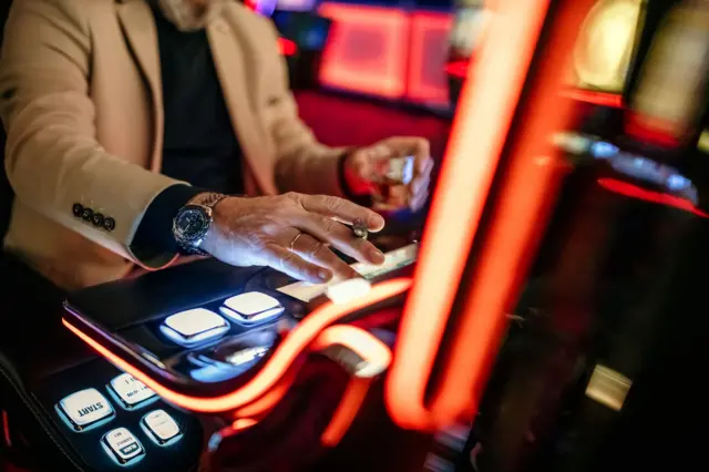 Un hombre en una máquina tragamonedas