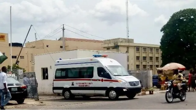 Ambulansi kan n gbe awọn ala