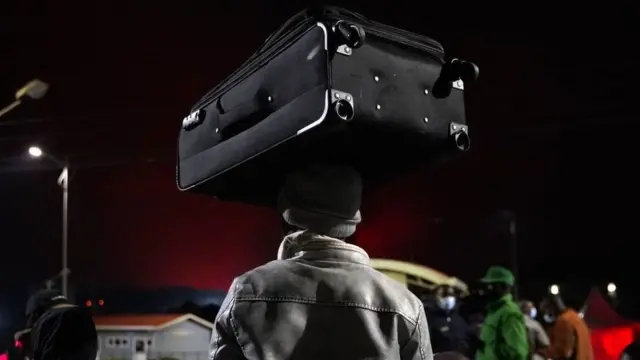 তল্পিতল্পাসহ পালাচ্ছে মানুষ।