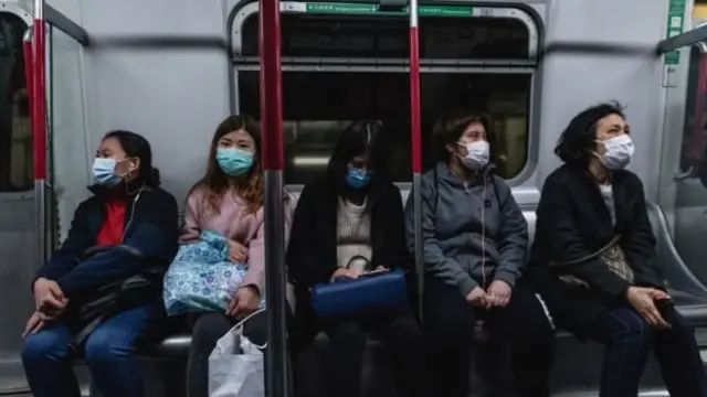 Penyebaran virus corona dari Wuhan memaksa penduduk berbagai negara menggunakan masker di ruang publik. Foto ini diabadikan di Hong Kong, 31 Januari lalu.