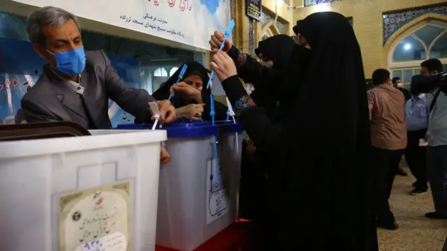 در این انتخابات در کنار رییس جمهوری آینده ایران، برخی اعضای مجلس خبرگان رهبری و نمایندگان مجلس در کنار اعضای شوراهای اسلامی شهر و روستا انتخاب میشوند.