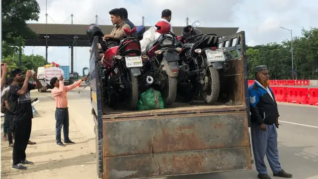 পিকআপে মোটরসাইকেল তুলে পদ্মা সেতু পাড়ি দেয়ার চেষ্টা করলে পুলিশ আটকে দেয়