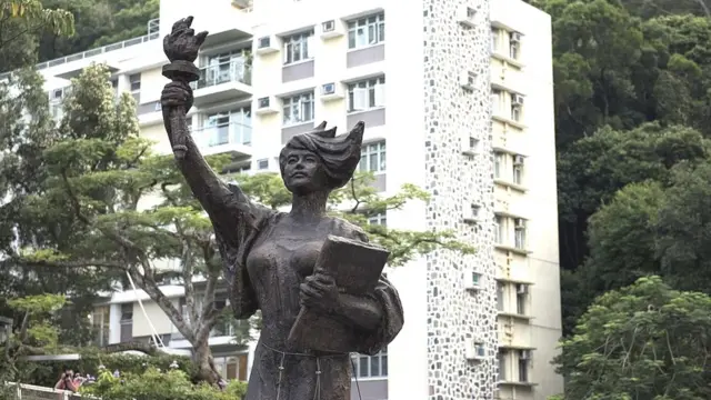 Một bản sao của bức tượng "Nữ thần dân chủ" từng ở trong khuôn viên trường Chinese University of Hong Kong