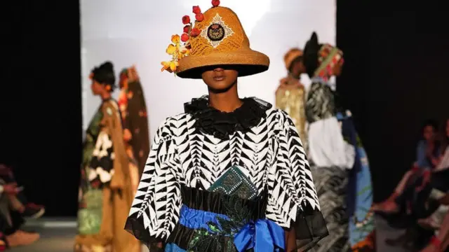 በፋሽን መድረኩ ላይ የምትታየው ሞዴል የለበሰችው ልብስ ዲዛይነር ዳዊት ከተማ ነው