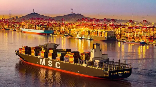 一艘货柜船正驶离上海洋山深水港集装箱码头