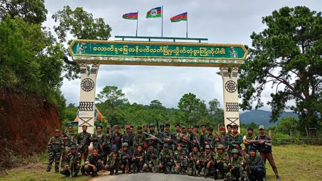 ချင်းပြည်နယ်၊ ကန်ပက်လက်မြို့အဝင်မှာ CDF အလံ လွှင့်ထူ 