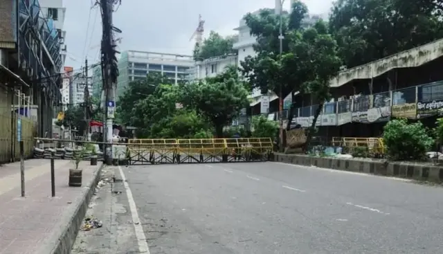 ढाकामा ठाउँठाउँमा बाटो बन्द गरिएको छ 