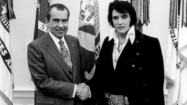 президент Ричард Никсон с Элвисом в Белом доме