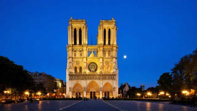 Visão frontal da catedral, que aparece iluminadaroleta que paga no pixinícioroleta que paga no pixnoite