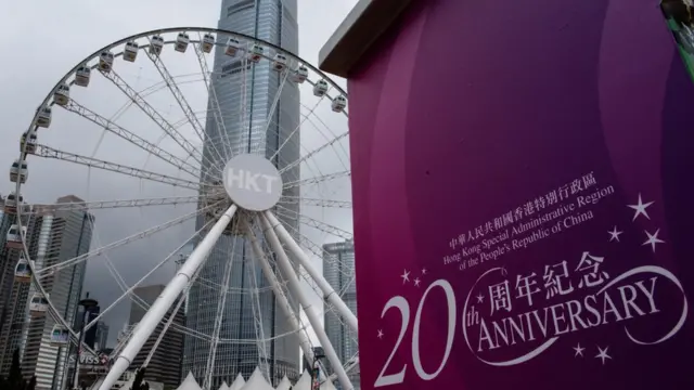 香港街頭可見許多關於特區政府成立20週年紀念的海報。