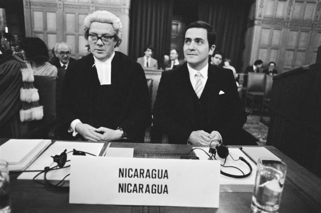 نيكاراغوا ضد السفير الأمريكي غوميز (على اليمين) أمام محكمة العدل الدولية في 26 نوفمبر/تشرين الثاني 1984م
