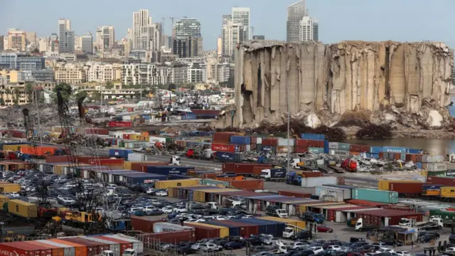 Силой взрыва уничтожило уничтожило десятки зданий в районе порта