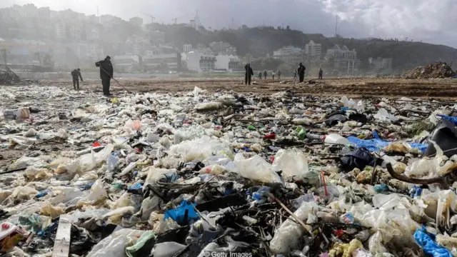 کارگران در حال تمیز کردن ساحل شهر بندری ذوق مصبح