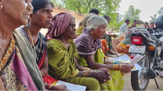 పెదలబుడు గ్రామ ప్రజలు