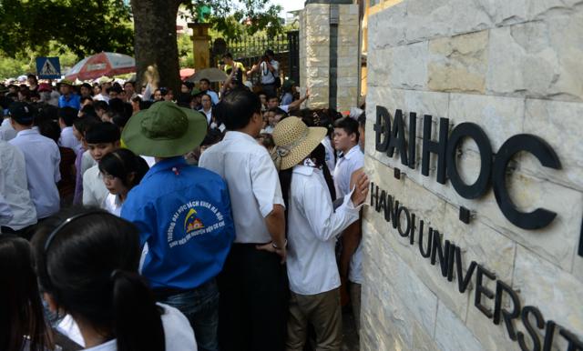Các sĩ tử rời trường thi sau một kỳ thi ở Hà Nội.