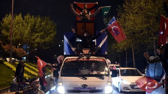 İstanbul'da 'Evet' destekçileri konvoylarla referandum sonuçlarını kutladı