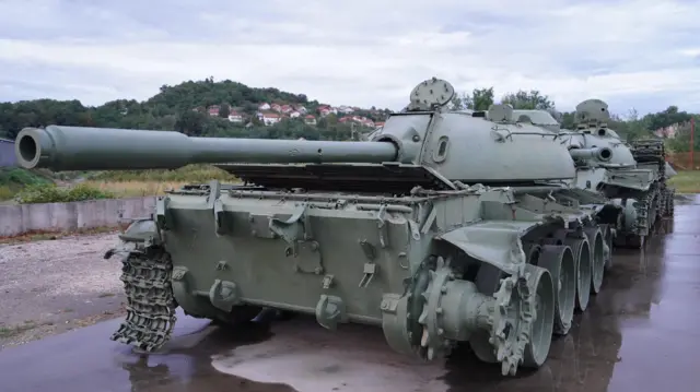 Танки времен войны в Боснии под городом Добой