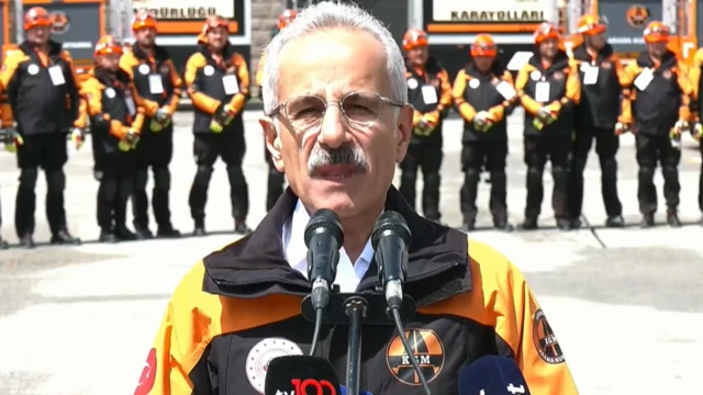 Uraloğlu Karayolları töreninde basın açıklaması yapıyor. 