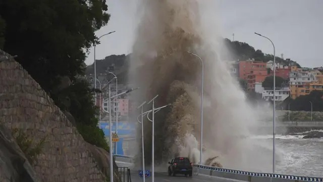 7月11日，中國福建省寧德市，隨著颱風「巴威」逼近，海岸邊巨浪拍岸。中國國家氣象中心於7月11日持續發佈颱風「巴威」橙色預警，預料將為中國部分地區帶來暴雨和強風。