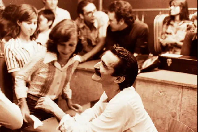 Belchior atende fãs em São José dos Campos (SP), durante a 10ª Semana Cassiano Ricardo, em 1977 // Miura, 27 de outubro de 1977/Fundo pertencente à Fundação Cassiano Ricardo/Arquivo Público do Município de São José dos Campos