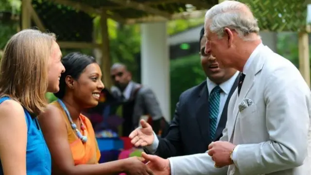 2013 වසරේදී ශ්‍රී ලංකාවේ පැවති පොදු රාජ්‍ය මණ්ඩලීය රාජ්‍ය නායක සමුළුව සඳහා පැමිණි බ්‍රිතාන්‍යයේ චාල්ස් කුමරු හමුවන්නට 'ගුඩ් මාර්කට්' කණ්ඩායම වෙනුවෙන් අචලාට අවස්ථාව උදා වුවාය.