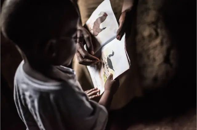 “Ele precisa aprender a reconhecer as coisas e seus nomes. Por exemplo, ele nunca havia visto um barco ou uma galinha, por isso não sabe como as coisas são chamadas”, disse Magyezi.