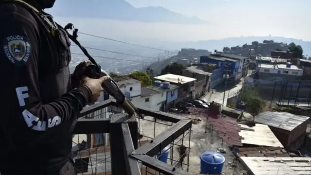 Funcionario en un barrio