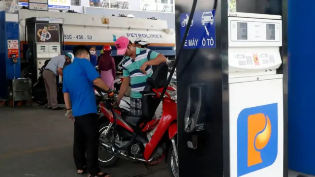 Xăng đang vừa chịu hai loại thuế là tiêu thụ đặc biệt và bảo vệ môi trường