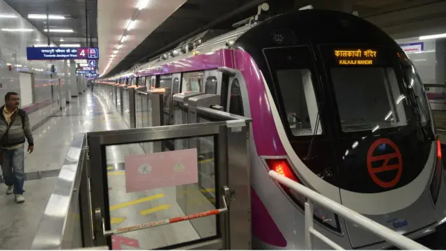 मेट्रो ट्रेन