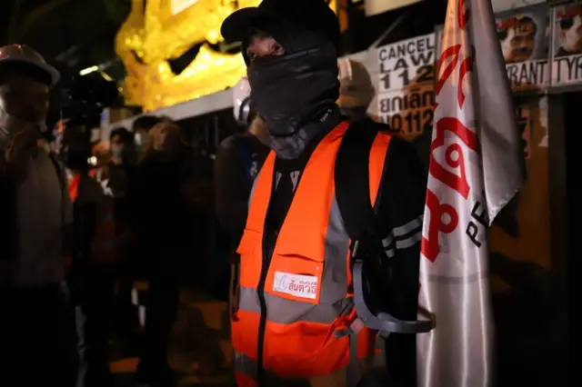 คนใส่เสื้อกั๊กสีส้ม