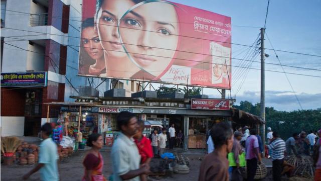 Un grand panneau publicitaire pour la crème éclaircissante pour la peau à Jessore, Bangladesh