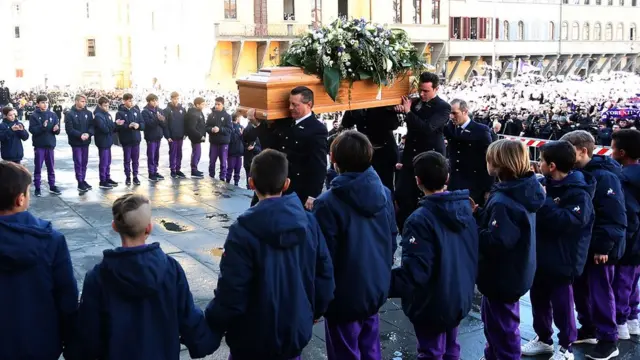 Des milliers de personnes ont rendu un dernier hommage à Astori à Florence.