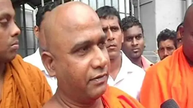 සිහල රාවය සංවිධානයේ නායක අක්මීමන දයාරතන හිමියෝ