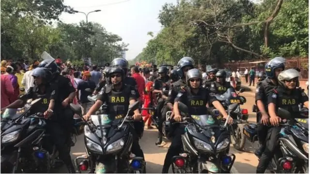 শোভাযাত্রার সামনে অংশে নিরাপত্তা বাহিনীর এমন অবস্থান ভয়ের পরিবেশ তৈরি করেছিলো বলে অভিযোগ অনেকের