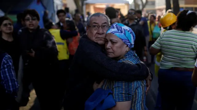 Un hombre y una mujer abrazados
