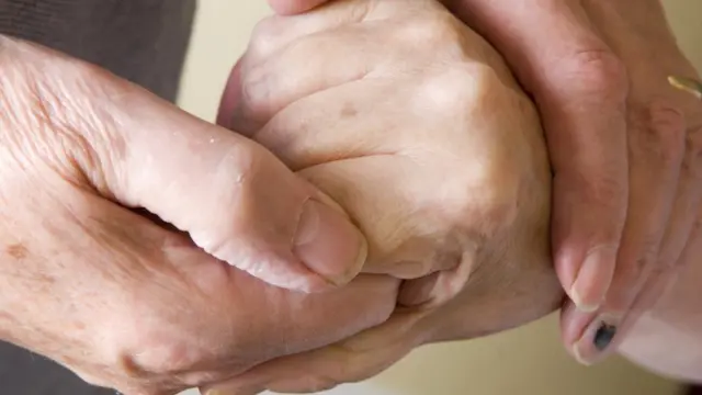 ইংল্যান্ডের ধনী পরিবারে জন্ম নেয়া শিশুরা অপেক্ষাকৃত গরবী পরিবারে জন্ম নেয়া শিশুদের চেয়ে গড়ে সাড়ে আট বছর বেশি বাঁচে