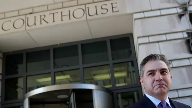 कोर्ट के सामने जिम एकोस्टा