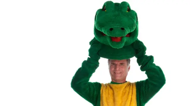 Hombre disfrazado de caimán