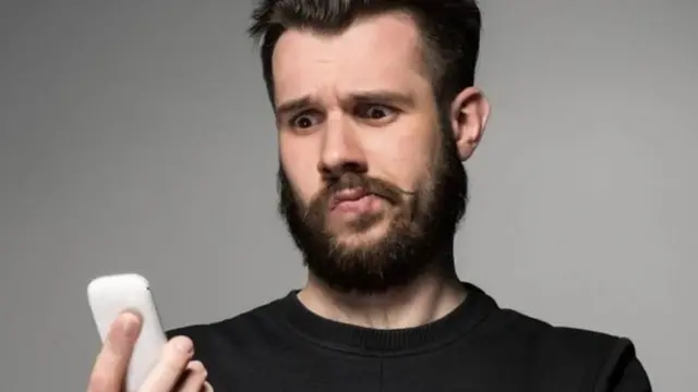 મોબાઈલ ધારકની પ્રતિકાત્મક તસ્વીર