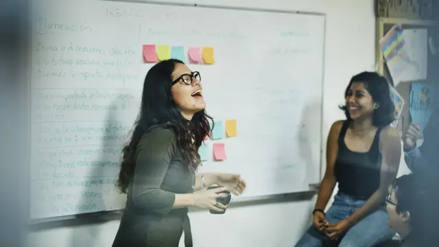 Una trabajadora presenta una conferencia en una pizarra