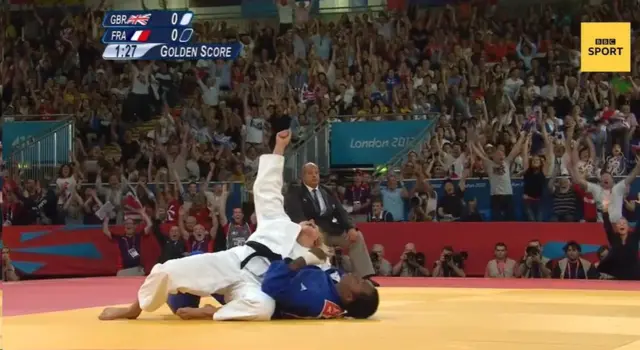 جما گیبونز به یاد مادر فقید خود، پس از کسب مدال طلا، به آسمان‌ نگاه می‌کند