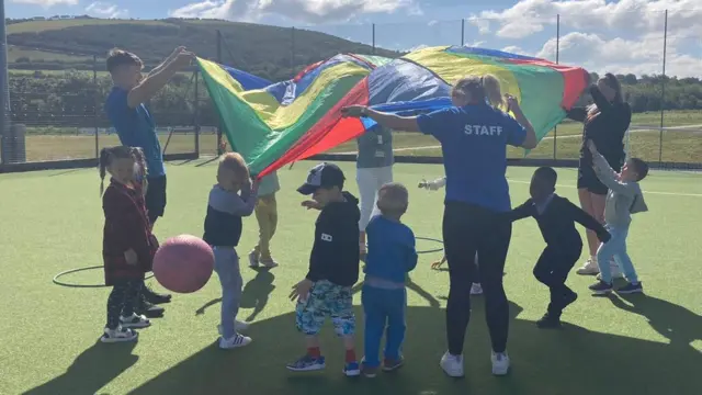 crianças brincam no centro adaptado para refugiados no Paísqual o melhor aplicativo de apostas de futebolGales