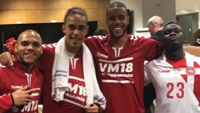 Poulsen (wa pili kushoto) akiwa na wachezaji wenzake timu ya taifa