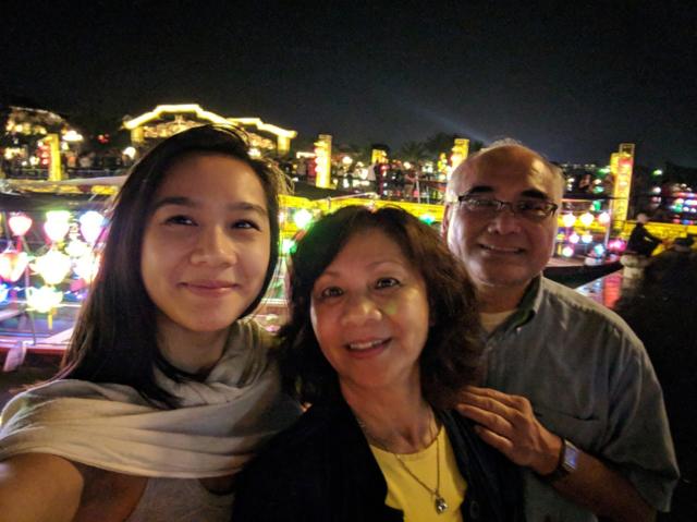Adrienne Minh-Châu Lê (trái) và gia đình