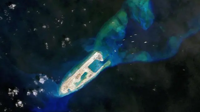 Denizde ada inşası