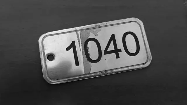 Pequeña placa metálica con el número 1040