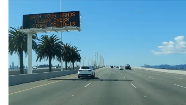 Trên cầu Bay Brigde dẫn vào thành phố San Francisco