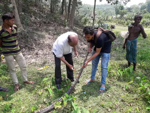 স্থানীয়দের হাতে ধরা পড়া সাপটি উদ্ধার করেন বিশ্ববিদ্যালয় কর্তৃপক্ষ।