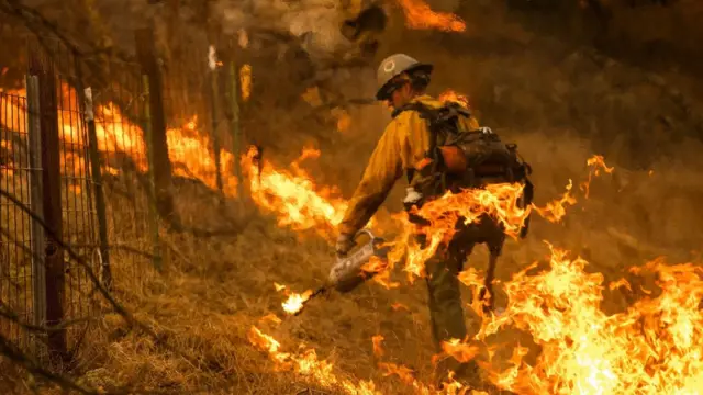 Bombeiro apagando fogo na Califórnia