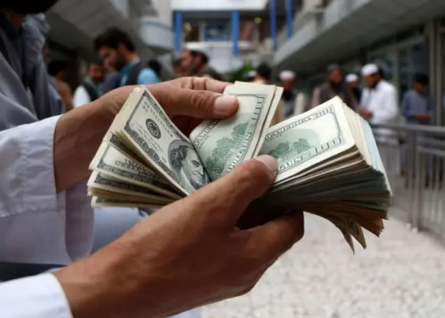 رسانههای ایران میگویند بعضی از معاملهگران ارز در در خارج از این کشور تراکنشهای مالی خود را به وسیله دستگاههای کارت خوانی انجام میدهند که از ایران خارج شده